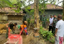 Kasdim Bangkalan Tinjau TMMD ke-128, Serahkan Bantuan ke Warga