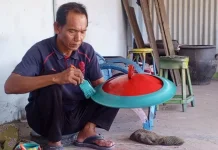 Warga Pamekasan Olah Ban Bekas Jadi Tempat Sampah