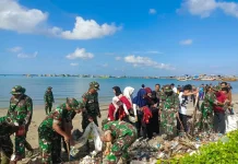 TNI dan Mahasiswa Bersih-bersih Pantai di Pamekasan