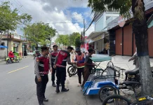 Polisi di Sampang Patroli sambil Berbagi