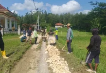 Satgas TMMD Bangkalan dan Warga Gotong Royong Bangun Jalan