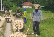 Gotong Royong TNI dan Warga Bangun Jalan Desa
