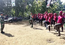 Babinsa Latih PBB Banser Arosbaya Tanamkan Disiplin Kebersamaan