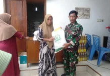 Babinsa Burneh Dampingi Distribusi Bantuan Pangan untuk Warga