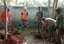 Satgas TMMD dan Warga Bangun Fondasi Air Bersih Madrasah Al Ikhlas