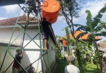 Gotong Royong Prajurit dan Warga Bangun Tandon Air Madrasah Diniyah