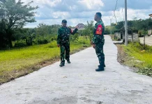 Gotong Royong TNI dan Warga Wujudkan Jalan Penghubung Desa