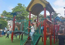 Fasilitas "Playground" di Alun-alun Kota Batu Diserbu Pengunjung