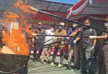 Kejari Sampang Musnahkan Barang Bukti Perkara Inkrah