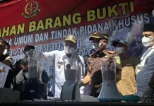 Kejari Sampang Gempur Kejahatan Lewat Pemusnahan BB