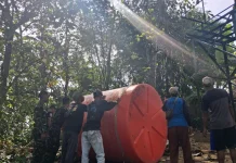Satgas TMMD Bangkalan Gotong Royong Pasang Tandon Air