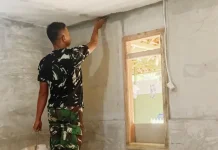 Progres Rutilahu TMMD Bangkalan Selesaikan Pemasangan Plafon Rumah Pak Anis