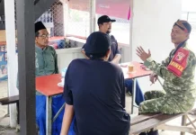 Perkuat Keamanan Sambil Ngopi, Babinsa Koramil Kamal Rangkul Warga