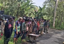 TNI-Warga Gotong Royong Bersihkan Jalan Desa di Bangkalan