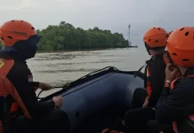 BPBD Sampang Cari Nelayan Jatuh dari Kapal di Pulau Mandangin