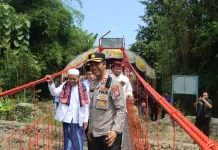 Kapolres Sampang Ajak Warga Rawat Jembatan Merah Putih