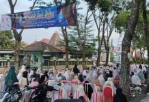 Ribuan Warga Sampang Salat Iduladha di Alun-alun Trunojoyo