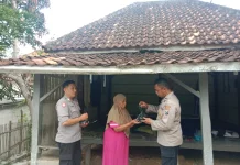 Polres Sampang Bagikan Daging Kurban ke Masyarakat