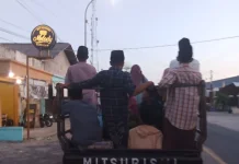 Mobil Bak Terbuka Angkut Orang Masih Marak di Madura