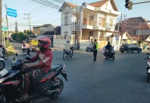 Polisi Urai Kepadatan Arus Lalin pada Pagi Hari di Sampang