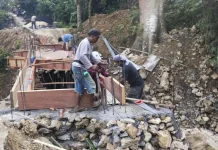 Babinsa Kawal Percepatan Perbaikan Jembatan Pasca Bencana di Bangkalan