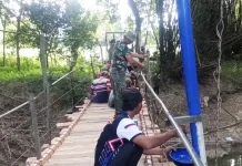 Warga Bangkalan Gotong Royong Perbaiki Jembatan
