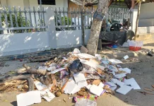 Tumpukan Sampah di Depan RRI Sampang Resahkan Warga