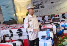 Ketua Kloter SUB 67 Cek Koper Jemaah Jelang Keberangkatan ke Madinah