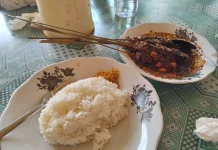 Sate Madura Autentik dengan Taburan Bumbu Kacang yang Gurih