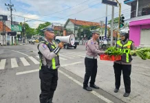 Polres Sampang Bagikan Sayuran Gratis, Kampanyekan Tertib Lalin
