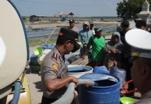Antrean Warga Warnai Penyaluran Air Bersih Polres Sampang