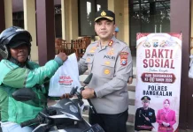 Bhayangkari Polres Bangkalan Berbagi 150 Paket Sembako untuk Ojol