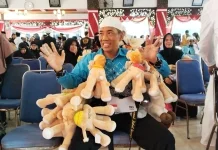 Jalal, Jemaah Haji Sampang Gendong 15 Boneka Unta dari Madinah untuk Cucu