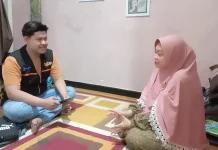 Petugas Sensus Ekonomi Melakukan Pencacahan Data