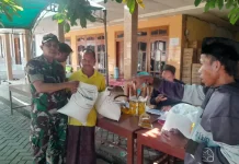 Babinsa Lerpak Kawal Penyaluran Bantuan Pangan 2.546 Warga