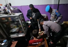 Polisi Sita Puluhan Botol Miras di Pamekasan