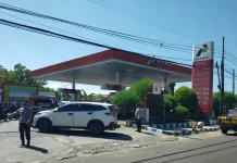 Anggota Polres Sampang Patroli Dialogis di SPBU