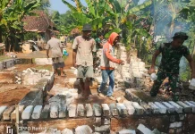 TNI Bantu Bedah Rumah Warga Bangkalan