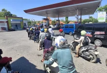 Antrean Panjang Kendaraan Beli Pertalite di SPBU Sampang