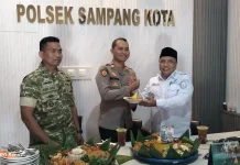 Muspika Kecamatan Sampang Beri Kejutan HUT Bhayangkara