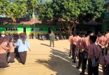 Tingkatkan Disiplin, Babinsa Kokop Latih PBB Siswa Baru Yayasan Bustanul Arifin