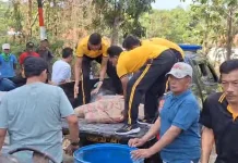 Polres Sampang Salurkan Bantuan untuk Perbaikan Jalan Poros Desa
