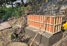 TNI dan Warga Gotong Royong Bangun Jembatan di SMPN 1 Kamal Bangkalan