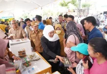 Kendalikan Inflasi, Gubernur Jatim dan Bupati Bangkalan Tinjau Pasar Murah