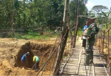 TNI dan Warga Nyormanis Blega Gotong Royong Bangun Jembatan Baru