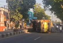 Truk Muat Pasir Terbalik di Sampang, Sopir Diduga Mengantuk