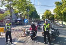 Truk Muatan Pasir Terguling di Depan Kantor Bank Sampang