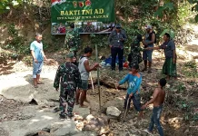 Warga dan TNI Gotong Royong Uruk Jembatan di Omben Sampang