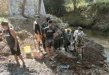 Karya Bhakti Kodim Sampang, Babinsa dan Warga Uruk Pondasi Jembatan Kedungdung
