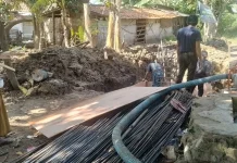 Koramil Burneh dan Warga Gotong Royong Renovasi Jembatan